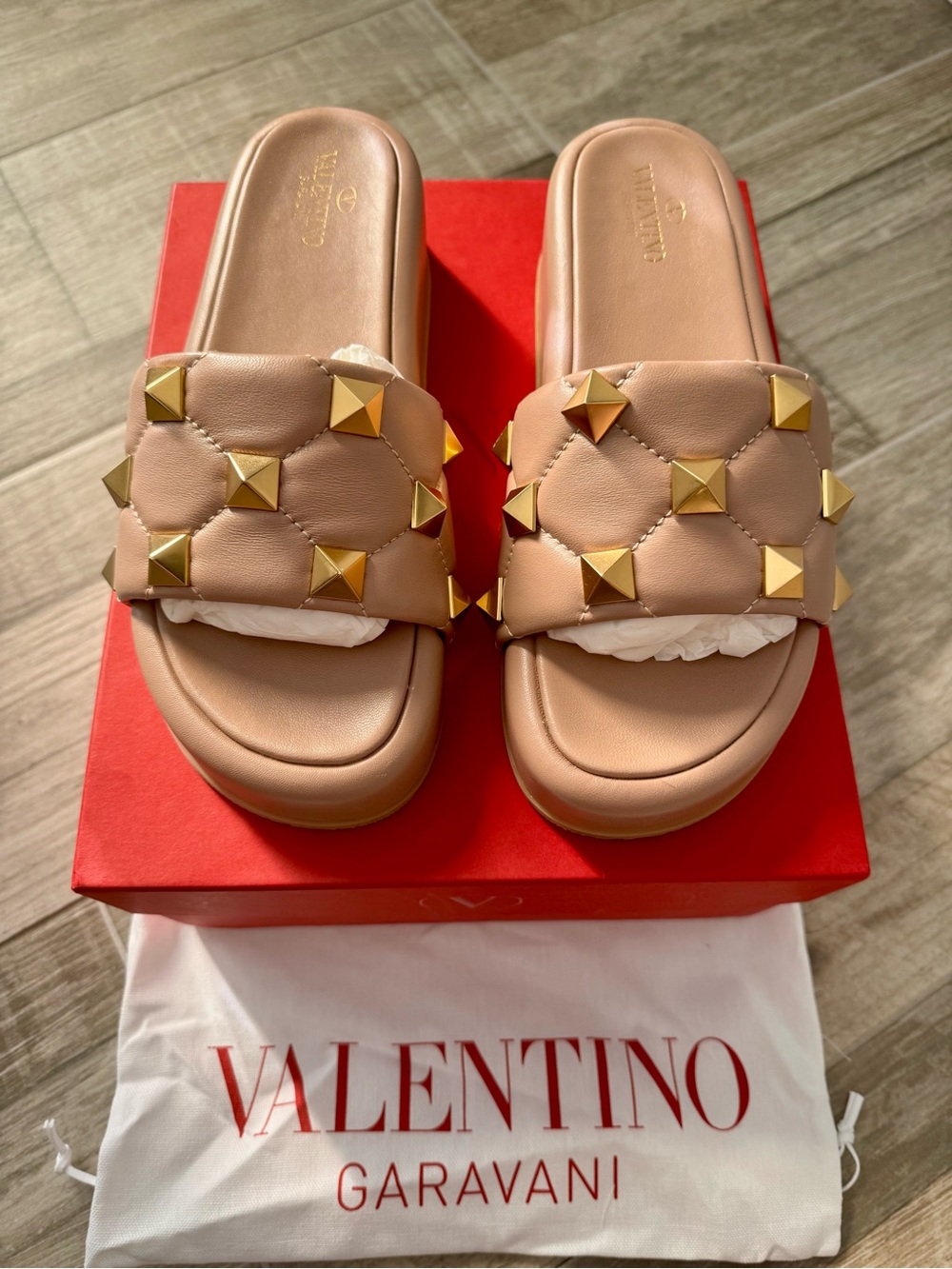 Valentino Garavani Blush Quilted Rockstud Slide Sandals. Size 38